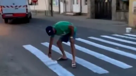 Și-a făcut propria traversare în dreptul cârciumii preferate: Lucian rezolvă, de sete, o problemă de infrastructură