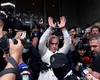 Călin Georgescu, la o săptămână după reținerea de la DIICOT, escortat de bodyguarzi în istanță de bodyguarzi. Fanii au scandat „Călin, nevinovat!”