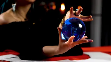 „Clanul Șamanilor”, rețeaua ocultă care a păcălit Europa: averi fabuloase ascunse sub piscină și ritualuri vândute cu amenințări