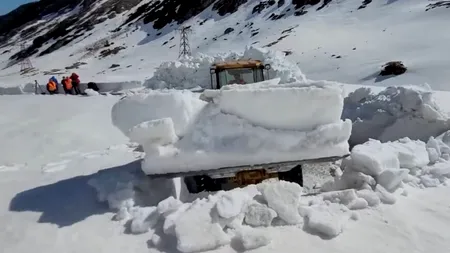 Circulație închisă, pe Transfăgărășan. Zăpada are 6 metri. Drumarii se luptă cu nămeții VIDEO
