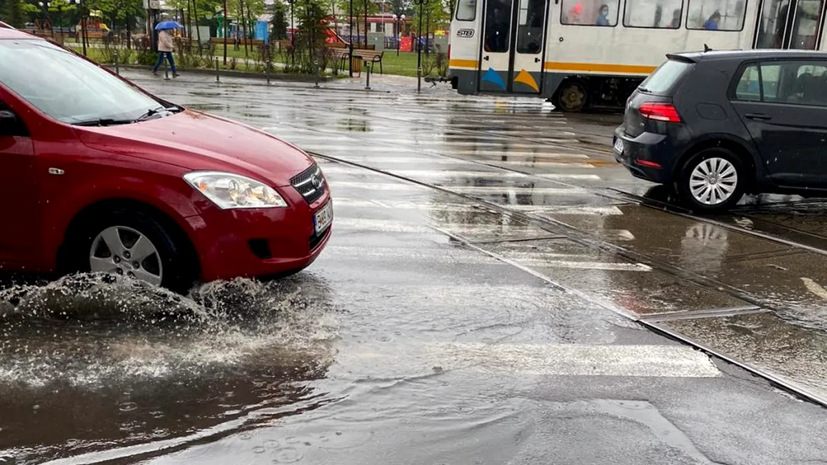VIDEO Autoritățile din Capitală au dat cu „bâta-n baltă”: Cum arată o zi ploioasă în București