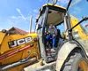 Un primar din Buzău ia lucrurile în propriile mâini: Vara la buldoexcavator, iarna la deszăpezit