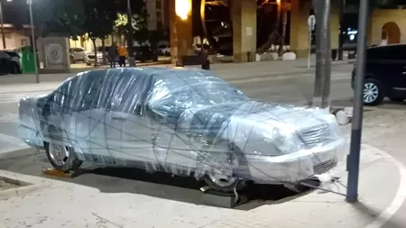 De ce își învelesc spaniolii mașinile în folie și le leagă de stâlpi?