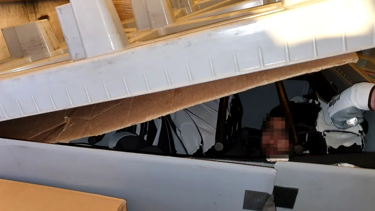 Un tânăr libian încerca să ajungă în Germania ascuns într-o cutie. Călătoria i-a fost întreruptă la Vama Giurgiu