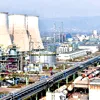 Chimcomplex, barometrul dezindustrializării: cum ajunge cel mai mare combinat chimic al României să-și oprească secțiile și să concedieze 1.200 de oameni