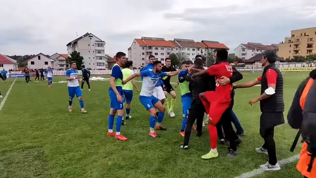 Bătaie generală la un meci de promovare în Liga 2 de fotbal (video)