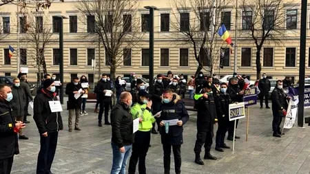 Proteste faţă de îngheţarea salariilor şi pensiilor. Manifestanții s-au adunat în fața Ministerului Muncii și la prefecturile din Bacău, Timiş şi Cluj