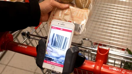 Un nou trend la cumpărături cucerește Germania: Cărucioarele smart cu tabletă și AI!