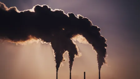 România scoate la licitație „dreptul de a polua”: Guvernul schimbă regulile pentru certificatele de emisii de CO2
