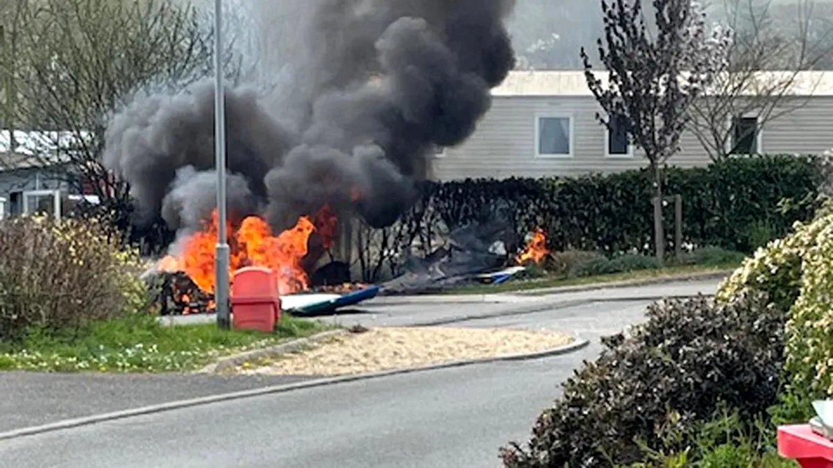 Coșmar în parcul de vacanță. Un avion în flăcări s-a prăbușit aproape de cabane