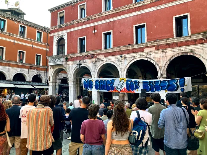 Banner "No space for Bezos"