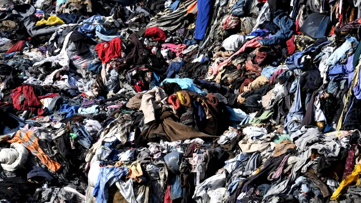UE interzice distrugerea hainelor nevândute. Comisia Europeană adoptă noi măsuri pentru industria textilelor