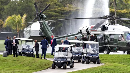 Trump joacă golf cu banii Chinei și Arabiei Saudite în timp ce America arde