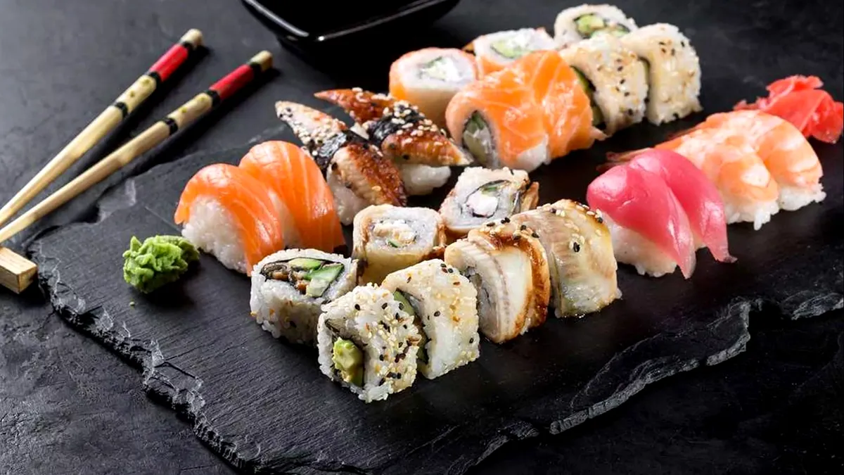 Românii dau sarmalele pe sushi. Record de comenzi în ultimul an