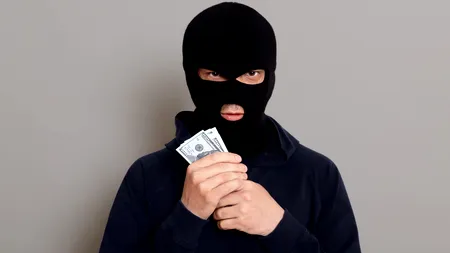 Escrocherie de milioane cu pantofi și mobilă „fantomă”. Cinci firme de asigurări au fost păcălite