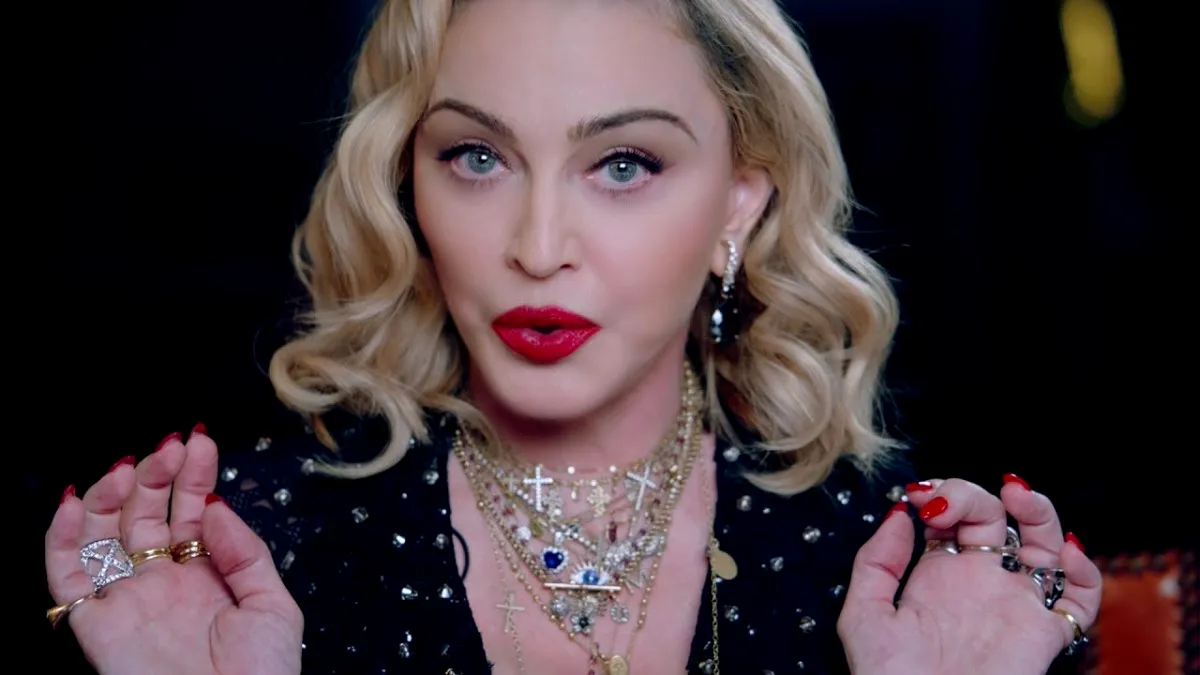 „Putem discuta despre lucruri importante?”. Ce i-a scris Madonna Papei