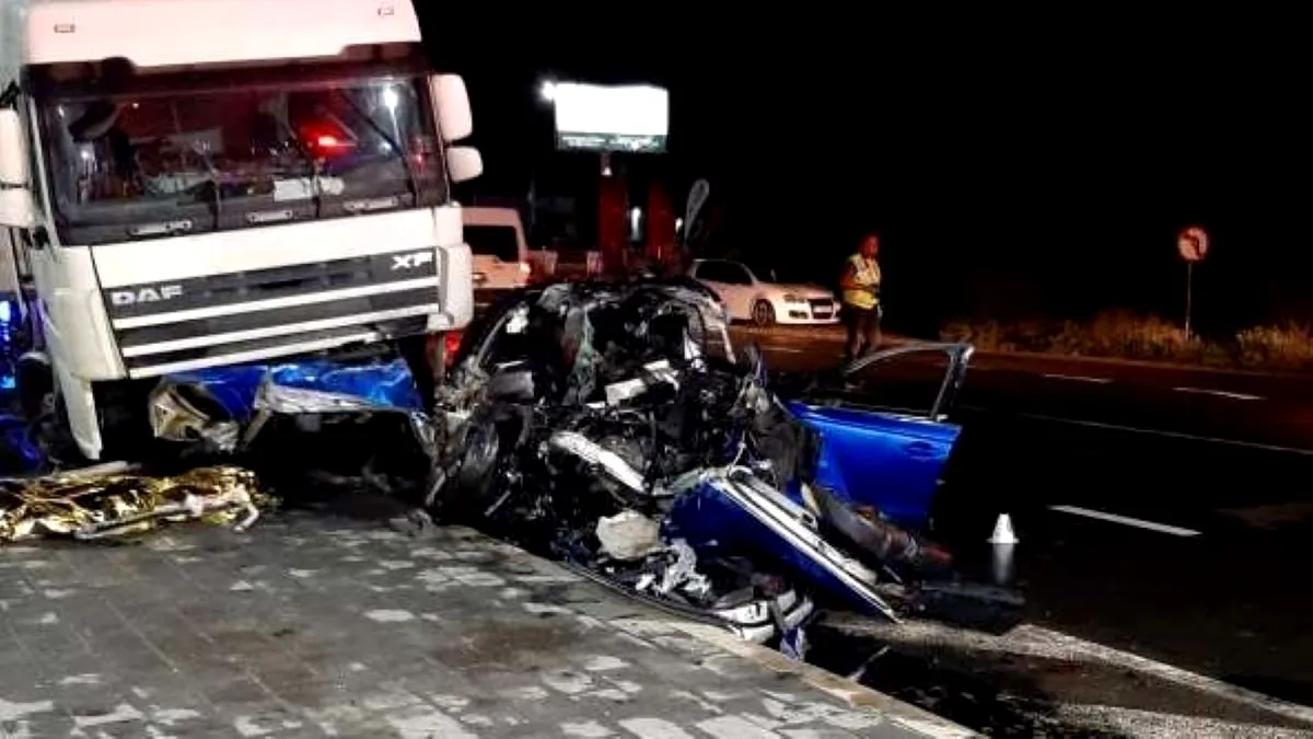 Trei morți într-un accident de circulație dintre un autoturism și un TIR