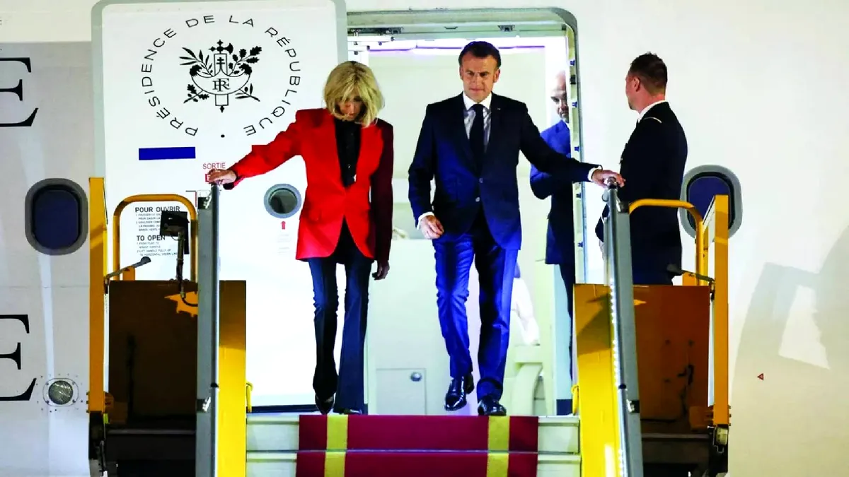 Ce pumn a încasat Macron! Sosirea sa în Vietnam a început cu un gest bizar VIDEO