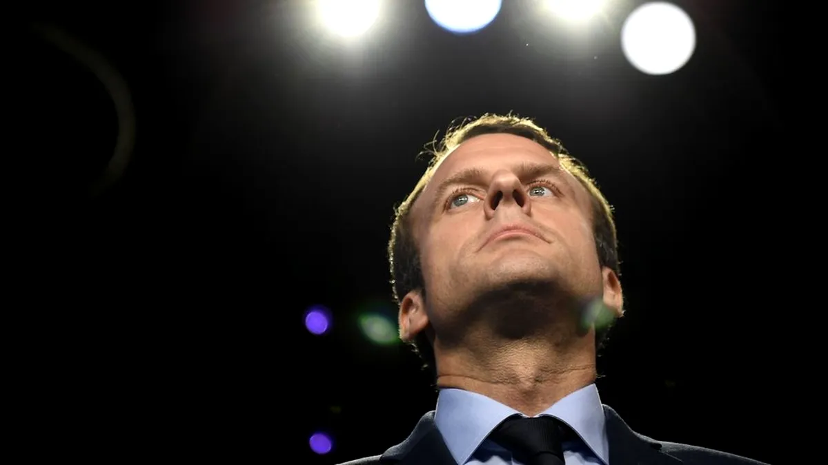 Macron stinge lumina