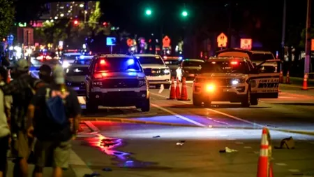 O camionetă a intrat într-o paradă gay din SUA, cel puțin un mort