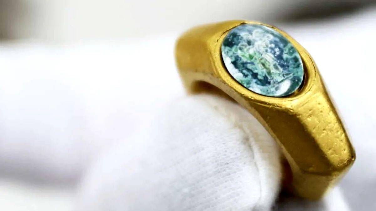 Un inel cu Isus Hristos, de pe vremea romanilor, descoperit în Israel, alături de o comoară