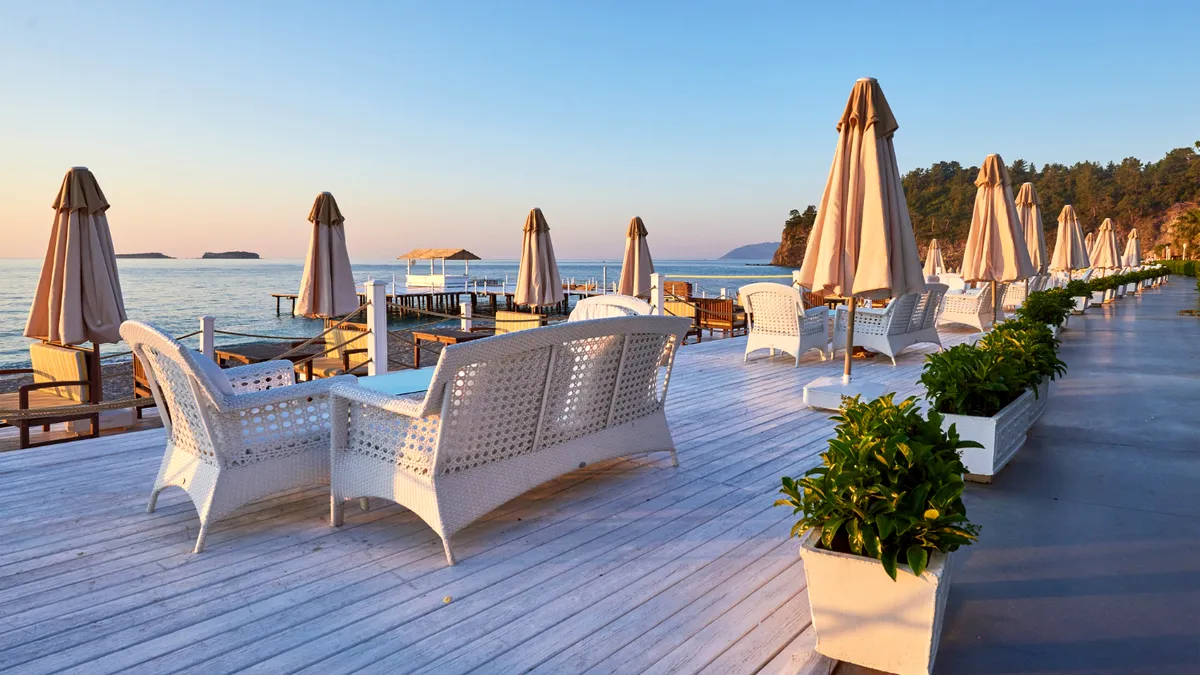 Privarea de vacanță la nivel UE: România, Grecia și Bulgaria, printre țările cu cele mai populare destinații turistice, dar ai căror cetățeni nu își permit vacanțe