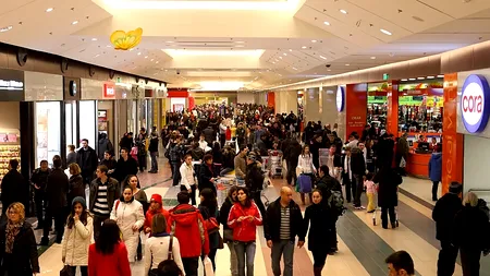Peste 10 milioane de vizitatori se plimbă lunar în mall-urile din București