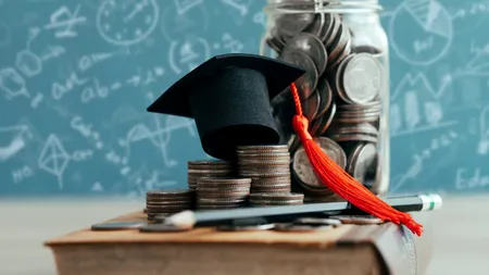 Burse speciale pentru studenții români. Cine poate primi 3700 de lei de la stat