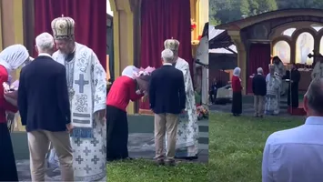 Călin Georgescu, binecuvântat alături de soție la o mănăstire din Sibiu. Prima vizită a fostului candidat  la prezidențiale după trimiterea în judecată: „Pe cei răi, cu rău îi va pierde”