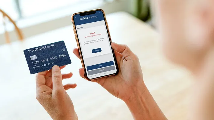 Fraudele digitale devin tot mai credibile. Ce trebuie să nu faci niciodată cu datele cardului