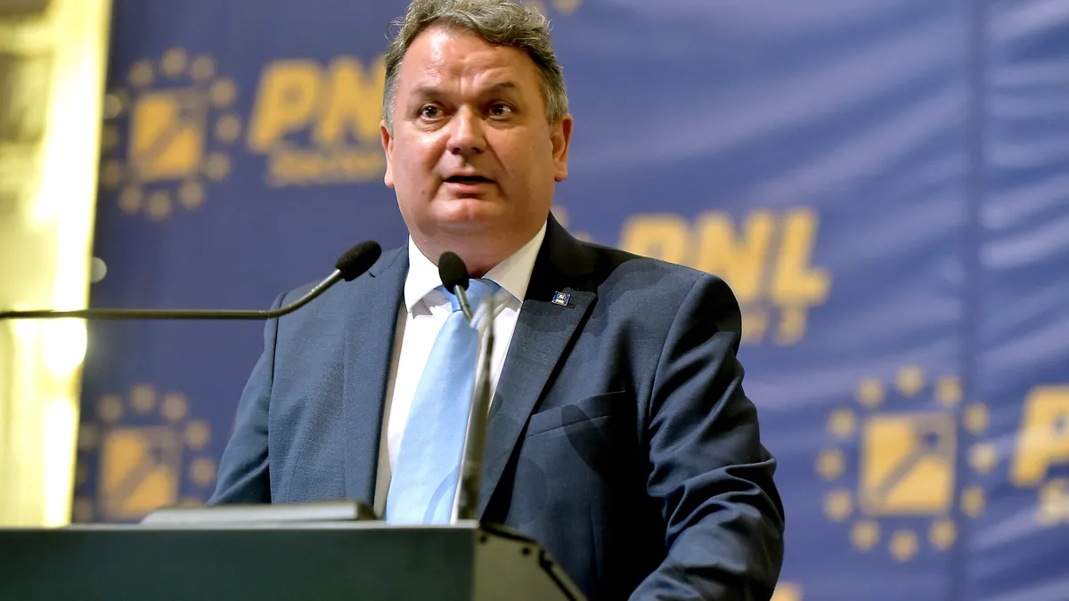 Senatorul întreținut de soție, Virgil Guran, și-a făcut asigurare de viață: Cât costă polița de asigurare