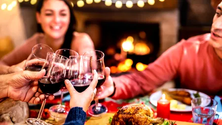 Cât alcool putem bea de sărbători fără a depăși limita? Sfaturi de la un medic