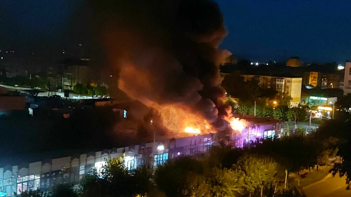 ”Pui pe Jar” în flăcări la Craiova: Incendiul s-a extins la mai multe spații comerciale