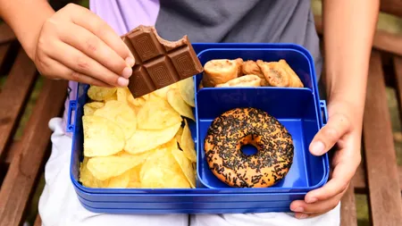 Proiect de lege prin care dulciurile, sucurile și junk food-ul ar putea fi interzise în școli
