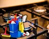 Cum cureți grătarul aragazului de grăsimea arsă: 4 metode cu produse pe care oricine le are în casă