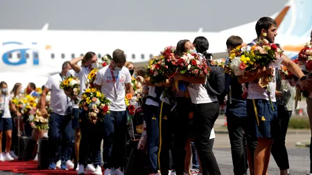 Canotorii medaliați olimpici la Tokyo au ajuns în România