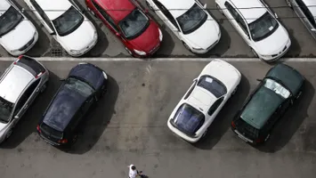 Gratuitatea pentru mașinile hibride în parcările din București, posibil să fie menținută