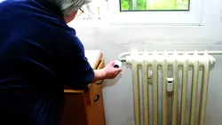 Mii de bucureşteni îngheaţă în case pe cod galben de ger. Refuză să mai plătească facturile