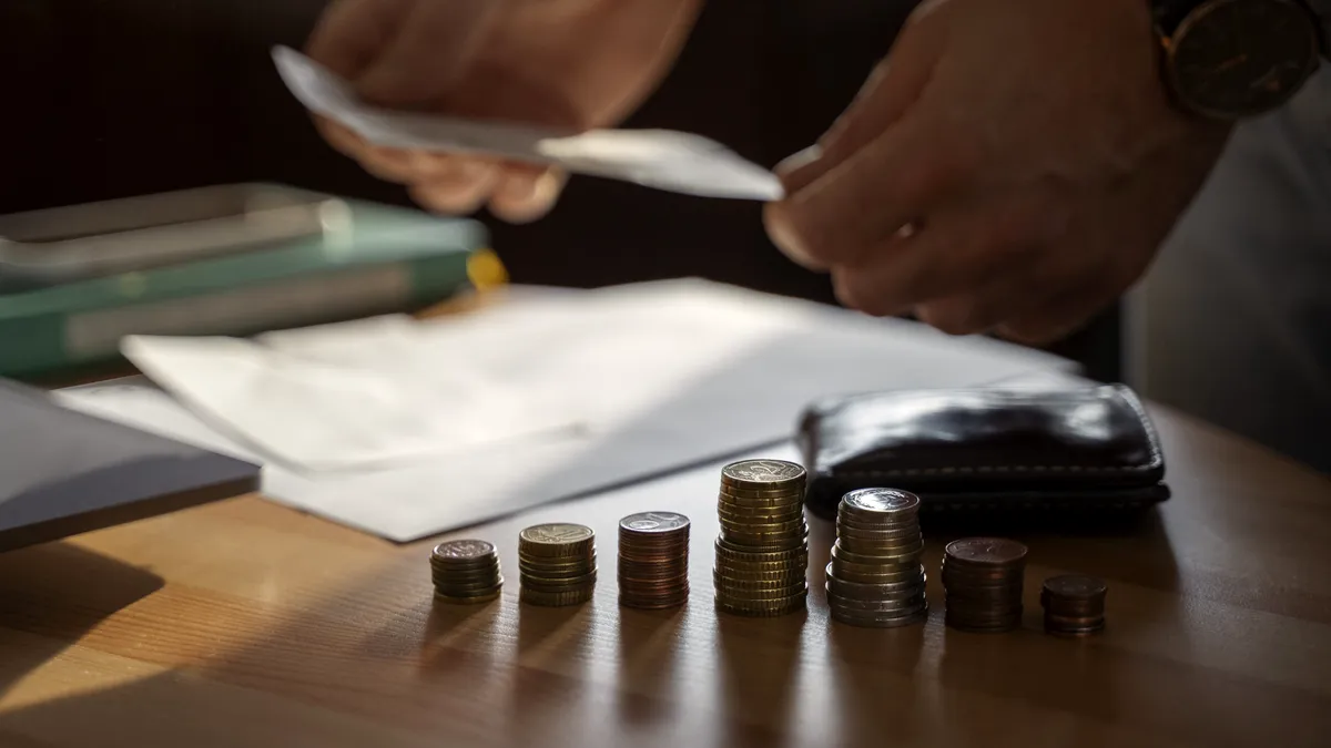 Taxa pe lux se amână: Clarificări despre impozitarea marilor proprietăți în România