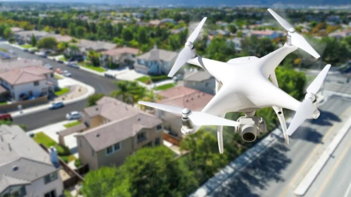 Drone peste ogrăzi. Guvernul vânează cotețele, șoproanele și aleile neautorizate