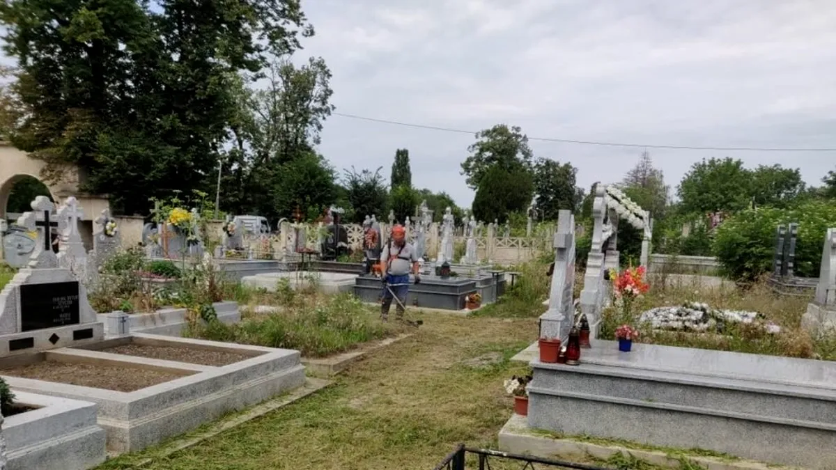 ADP Oradea interzice coroanele de plastic în cimitir pentru că nu pot fi reciclate