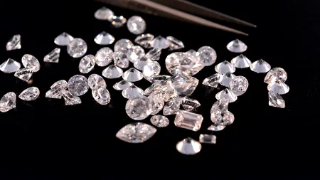 Paradoxul luxului: în timp ce preţurile aurului au explodat, piaţa diamantelor a scăzut drastic