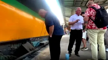 Tren de pasageri, afectat de incendiu. Angajații companiei au încercat să stingă focul cu o sticlă cu apă