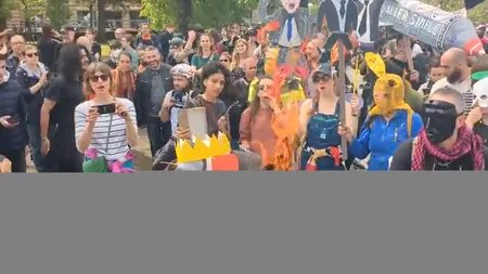 Proteste violente în Franța: Protestatarii au ars un manechin cu chipul lui Macron