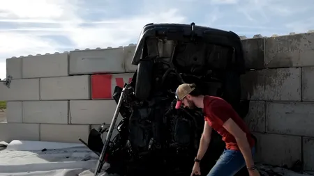 Ce se întâmplă cu un BMW Seria 5 E39 care loveşte un zid de beton la 155 km/h