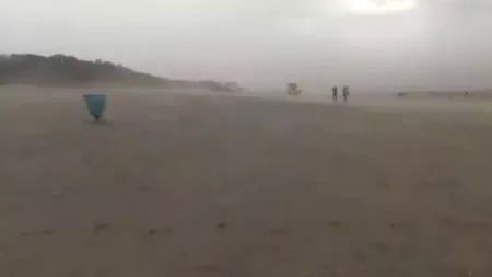 Furtună puternică pe litoral! Turiștii fug de pe plajă VIDEO