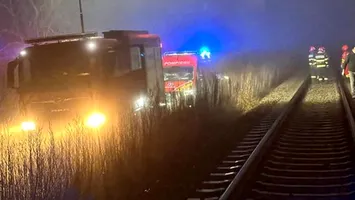 Tren cu 200 de pasageri, blocat pe câmp după un incendiu