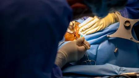 Operație pe creier prin pleoapă, în premieră națională, la Spitalul Militar ”Carol Davila” 