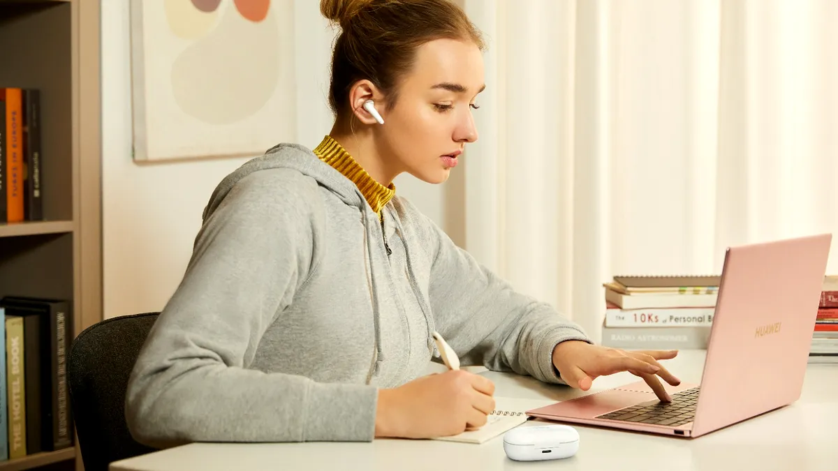 Huawei lansează căștile FreeBuds SE, ideale pentru vacanță
