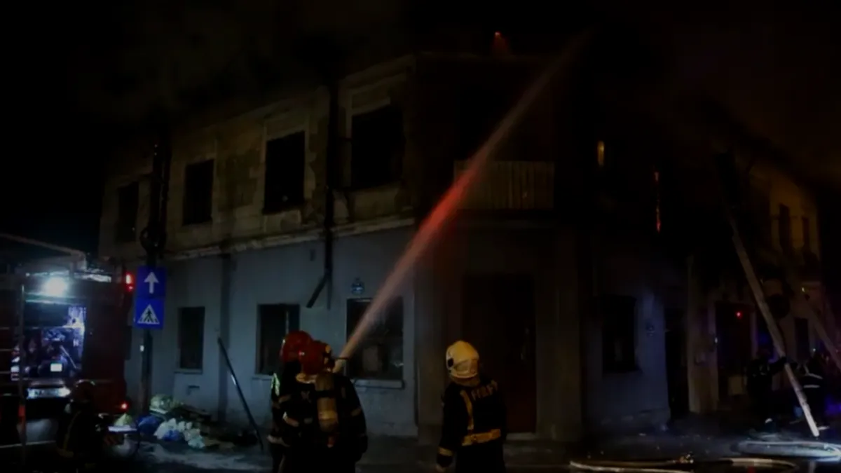 Incendiu puternic la o casă din București: Locatarii au fost evacuați